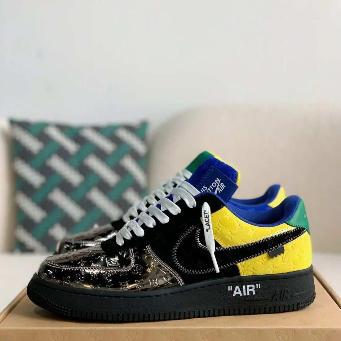 Contrast Panel Trendy Low-Top Sneakers