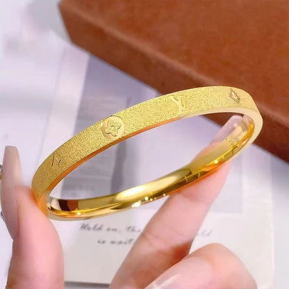 A precise ladies' bracelet accessory